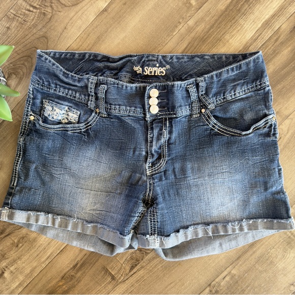 short & Sexy series Pants - Short & Sexy Series Sophia cuffed embroidered Jean shorts size 14